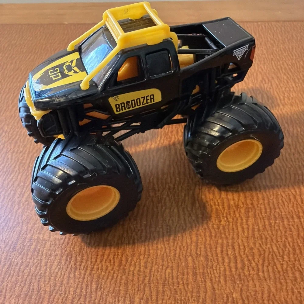 Spin Master Monster Jam INVERSE BRODOZER Truck 1:64